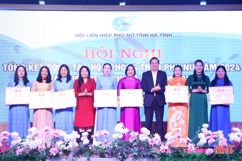 Phó trưởng Ban Dân vận Tỉnh ủy Bùi Xuân Thập, Phó Bí thư Đảng ủy Khối CCQ & DN tỉnh Nguyễn Thị Hà Tân trao bằng khen của Hội LHPN tỉnh cho các tập thể. bqbht_br_9.jpg