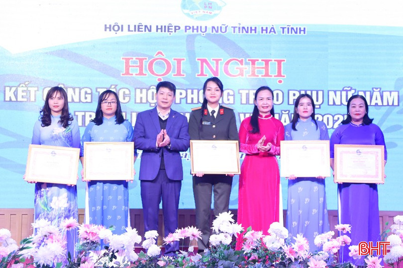 PGS.TS Trần Quang Tiến - Giám đốc Học viện Phụ nữ Việt Nam, Chủ tịch Hội LHPN tỉnh Nguyễn Thị Lệ Hà trao bằng khen Trung ương Hội LHPN Việt Nam cho các cán bộ cơ sở giỏi. bqbht_br_8.jpg