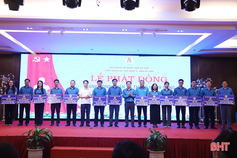 Trao biểu trưng hỗ trợ "mái ấm công đoàn" cho đại diện các đơn vị. bqbht_br_4.jpg
