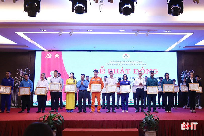 Lãnh đạo Ban Tuyên giáo và Dân vận Tỉnh ủy, LĐLĐ tỉnh trao bằng khen của UBND tỉnh cho công nhân, lao động tiêu biểu, có nhiều thành tích trong phong trào thi đua “Lao động giỏi - Lao động sáng tạo” năm 2024. bqbht_br_3.jpg