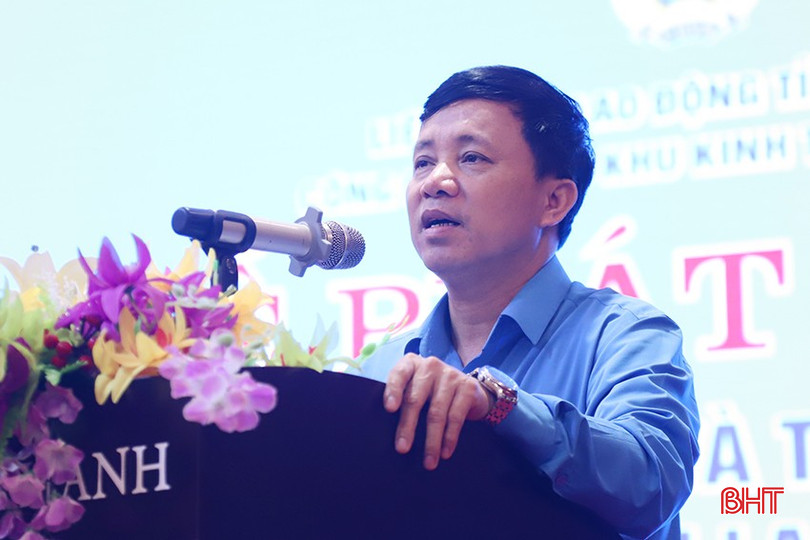 Chủ tịch LĐLĐ tỉnh Nguyễn Văn Danh phát biểu tại buổi lễ. bqbht_br_7.jpg