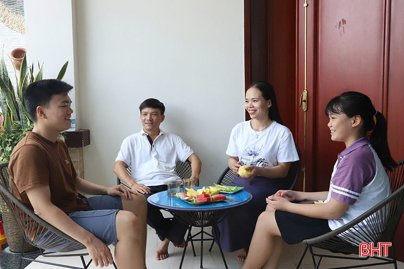 Sự quan tâm, đồng hành của bố mẹ trong độ tuổi dậy thì là hành trang để con vững vàng bước vào đời. bqbht_br_1-2611.jpg