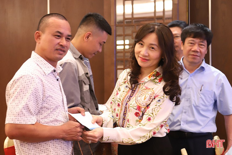Trao quà cho công nhân, lao động có hoàn cảnh khó khăn. bqbht_br_2.jpg