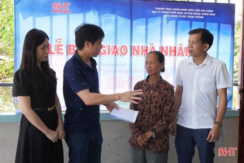 Hoạt động an sinh xã hội cũng được các cơ quan báo chí tích cực triển khai. Trong ảnh: Lãnh đạo Báo Hà Tĩnh dự lễ khởi công nhà nhân ái cho hộ nghèo xã Hộ Độ (TP Hà Tĩnh). aa.jpg