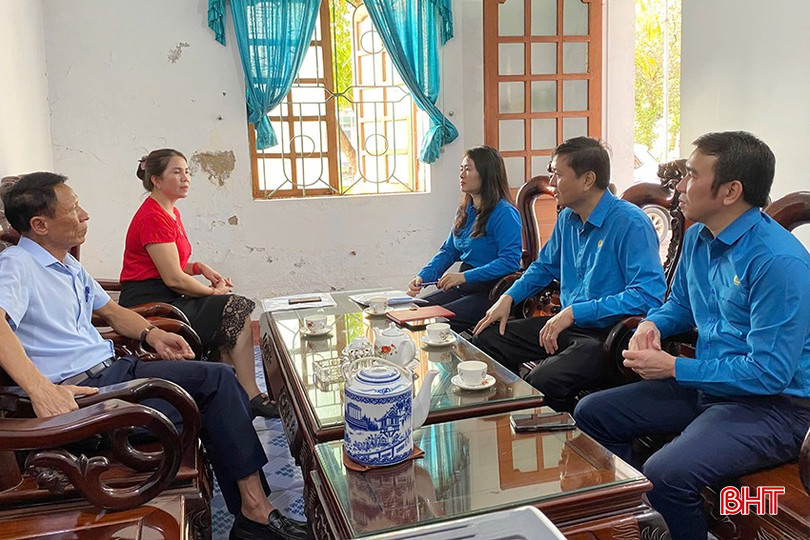 Cán bộ LĐLĐ tỉnh trực tiếp tư vấn pháp luật cho doanh nghiệp. bqbht_br_2.jpg