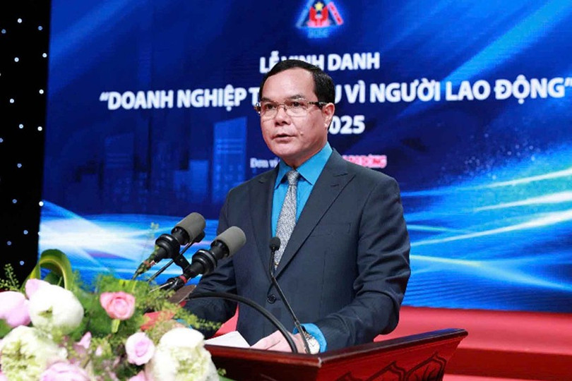Ông Nguyễn Đình Khang - Phó Chủ tịch Ủy ban Trung ương MTTQ Việt Nam, Chủ tịch Tổng LĐLĐ Việt Nam phát biểu tại lễ vinh danh. Ảnh Báo Lao động. 14.jpg