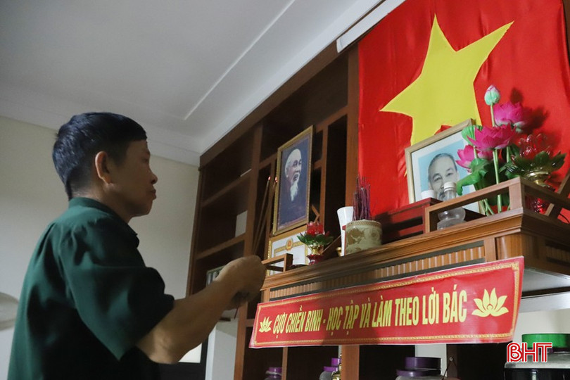 Thắp hương tưởng nhớ Bác Hồ và các vị anh hùng dân tộc mỗi dịp lễ tết đã trở thành việc làm thường xuyên của gia đình ông Hoan. Thắp hương tưởng nhớ Bác Hồ và các vị anh hùng dân tộc mỗi dịp lễ tết đã trở thành việc làm thường xuyên của gia đình ông Hoan.