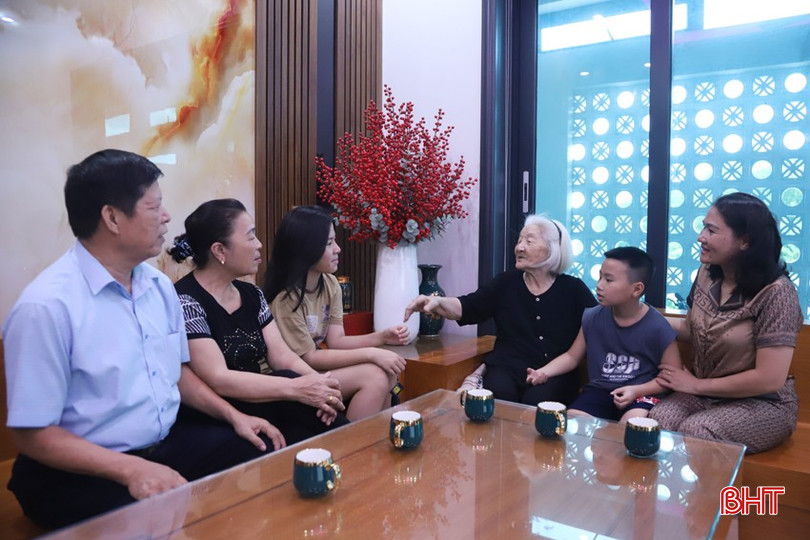 Mỗi dịp Quốc khánh 2/9, cụ Tiến đều kể cho con cháu nghe về ký ức hào hùng của mùa thu lịch sử năm 1945. Mỗi dịp Quốc khánh 2/9, cụ Tiến đều kể cho con cháu nghe về ký ức hào hùng của mùa thu lịch sử năm 1945.