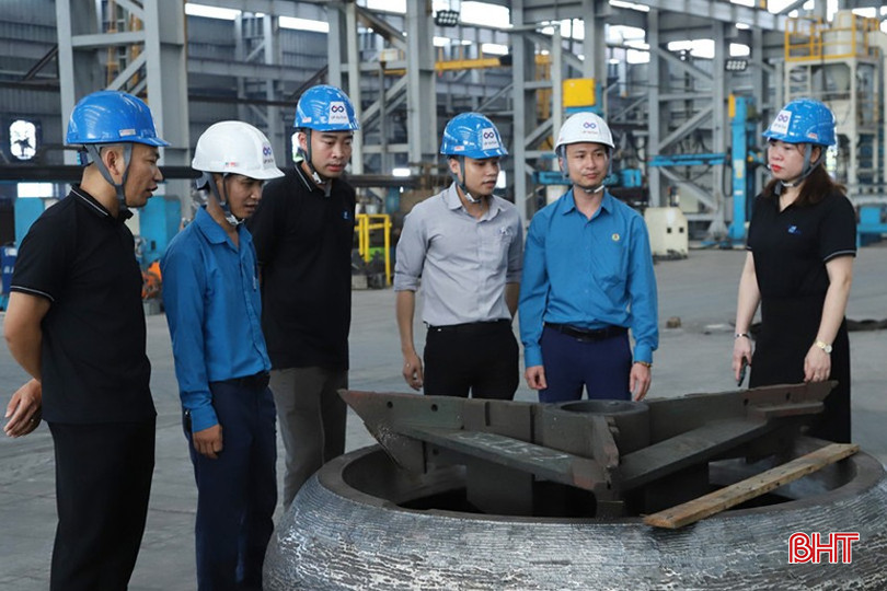 Cán bộ LĐLĐ tỉnh và Công đoàn Các KKT tỉnh kiểm tra công tác an toàn, vệ sinh lao động tại một doanh nghiệp. bqbht_br_111.jpg