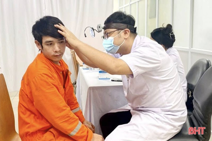 Công đoàn Các KKT tỉnh thường xuyên phối hợp các đơn vị liên quan khám sức khỏe định kỳ cho người lao động. bqbht_br_1-9848.jpg