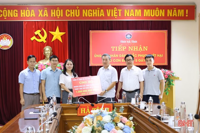 Công ty TNHH Hồ Tây MTV trao hỗ trợ cho Hà Tĩnh sau cơn bão số 5.