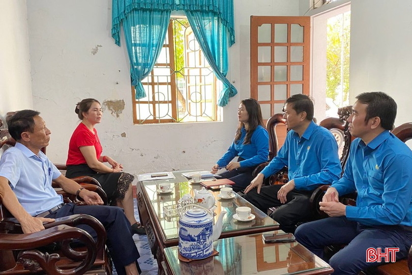 Ông Nguyễn Doãn Hậu (ngoài cùng bên phải) - Chủ tịch Công đoàn ngành Công thương thường xuyên xuống cơ sở trực tiếp nắm bắt tâm tư, nguyện vọng của đoàn viên công đoàn. bqbht_br_4.jpg