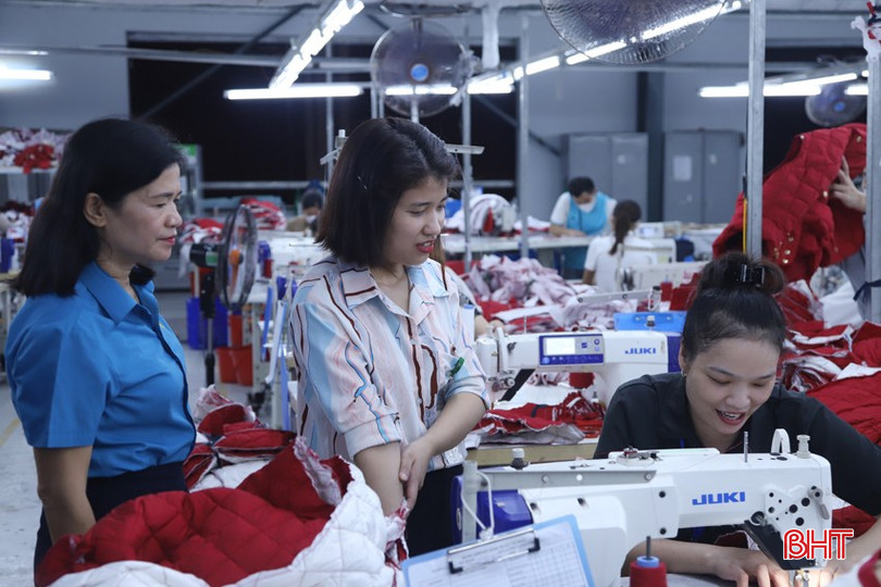 Dù mới tiếp cận với hoạt động công đoàn nhưng chị Nguyễn Thị Thuần (ở giữa) và các thành viên trong BCH Công đoàn cơ sở Công ty CP BGG Hương Sơn đã phát huy được vai trò, trách nhiệm đối với đoàn viên, lao động. bqbht_br_2.jpg