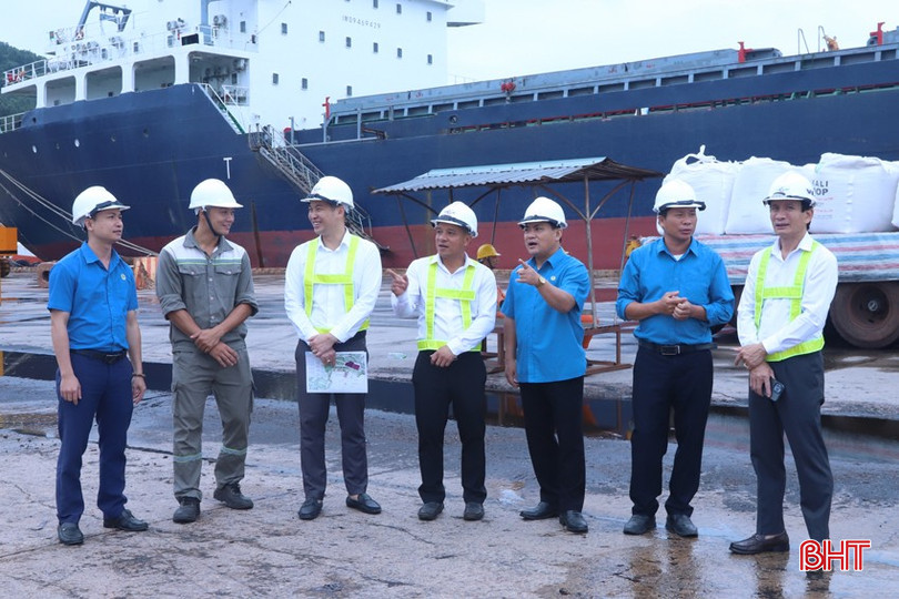 Cán bộ công đoàn bám nắm tình hình lao động, việc làm tại doanh nghiệp ở Khu kinh tế Vũng Áng. bqbht_br_1.jpg