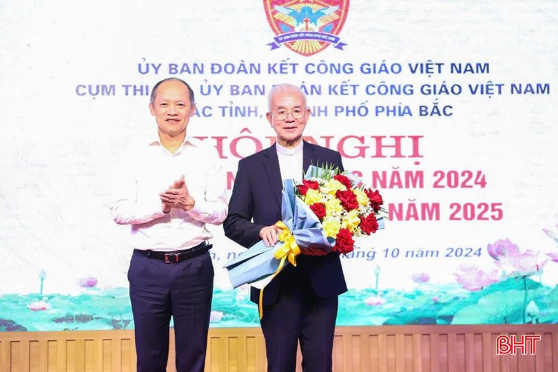 Phó Chủ tịch Thường trực UBND tỉnh Nguyễn Hồng Lĩnh tặng hoa chúc mừng hội nghị. 11-8394.jpg