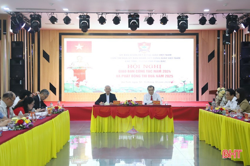 Linh mục Giuse Trần Xuân Mạnh - Phó Chủ tịch không chuyên trách Ủy ban Trung ương MTTQ Việt Nam, Chủ tịch Ủy ban Đoàn kết Công giáo Việt Nam và ông Lê Văn Dũng - Chủ tịch Ủy ban Đoàn kết Công giáo tỉnh Hà Tĩnh chủ trì hội nghị. 8-645.jpg