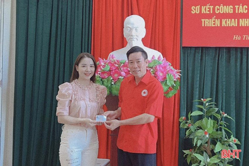 Chị Nguyễn Thị Vương Oanh nhận thẻ đăng ký hiến tạng vào tháng 6/2023. Ảnh tư liệu. 3.jpg