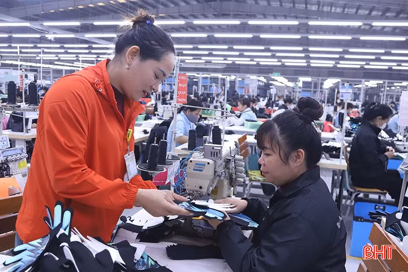 Chị Nguyễn Thị Hương (bên trái) cũng như các đồng nghiệp tại Công ty TNHH Haivina Hồng Lĩnh mong chờ chế độ thưởng tết xứng đáng với những đóng góp trong năm qua.