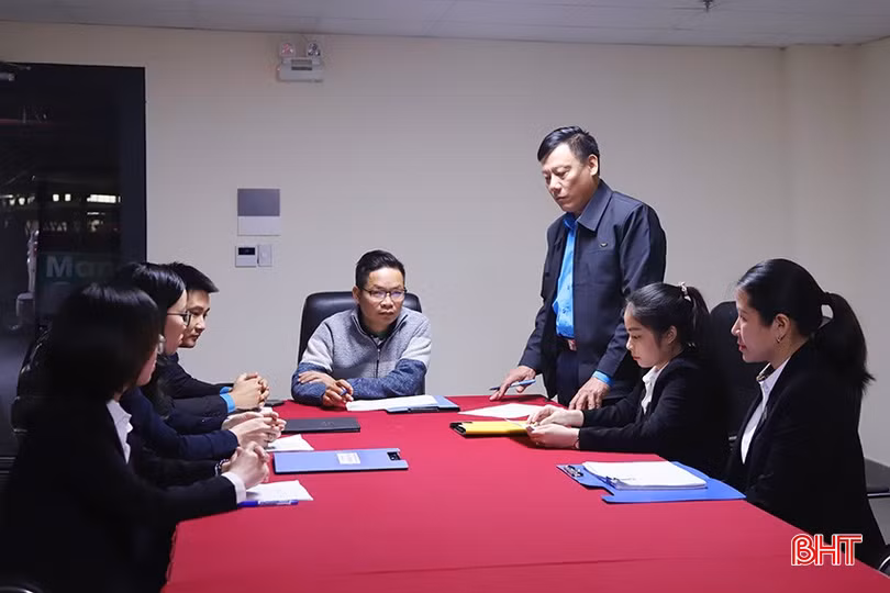 Liên đoàn Lao động huyện Nghi Xuân nắm bắt tình hình triển khai kế hoạch chăm lo tết cho người lao động tại Công ty CP Golf Xuân Thành.