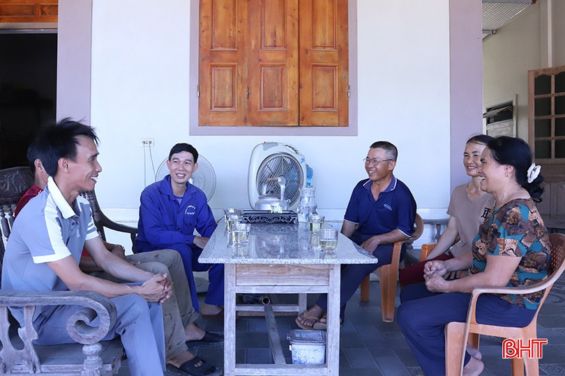 Dù cuộc sống còn nhiều khó khăn nhưng người dân thôn Khe Thờ luôn yêu thương, đùm bọc nhau. bqbht_br_3.jpg