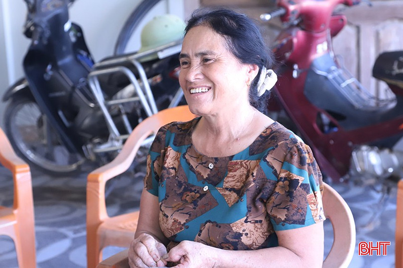 Bà Trần Thị Lương cùng các hộ gia đình đều sẵn lòng hiến đất mở đường cho người hàng xóm nghèo. bqbht_br_9.jpg