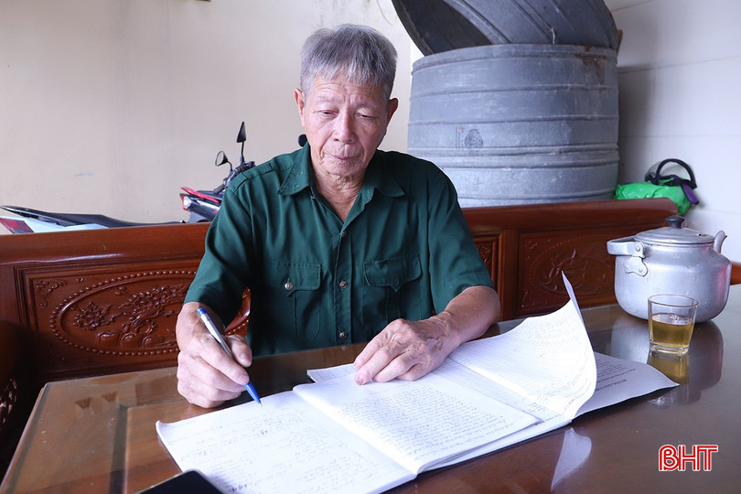 Herr Pham Ngoc Lam – leder av den intergenerasjonelle selvhjelpsklubben i landsbyen Phu Nghia – registrerte fullstendig og detaljert inntekter og utgifter til foreningens fond. bqbht_br_4.jpg