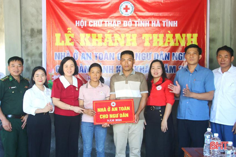 Lãnh đạo Hội Chữ thập đỏ tỉnh dự lễ khánh thành, bàn giao hỗ trợ nhà ở cho gia đình anh Nguyễn Văn Long. 1.jpg
