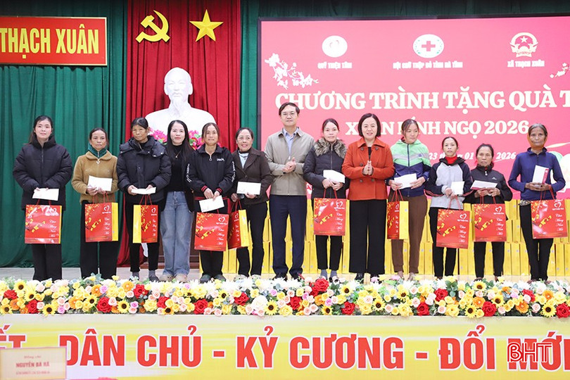 Cũng trong sáng 23/1, Quỹ Thiện Tâm phối hợp với Hội Chữ Thập đỏ tỉnh, UBND xã Thạch Xuân trao tặng 300 suất quà tết cho các hộ gia đình có hoàn cảnh khó khăn trên địa bàn nhân dịp tết Nguyên đán Bính Ngọ 2026.