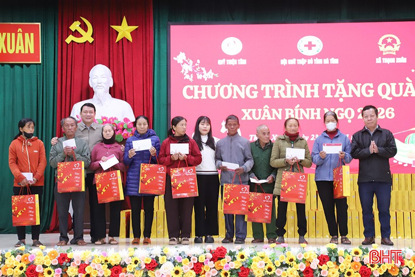 Mỗi suất quà trị giá 600 nghìn đồng (500 nghìn tiền mặt, 100 nghìn đồng tiền nhu yếu phẩm); tổng trị giá là 180 triệu đồng.