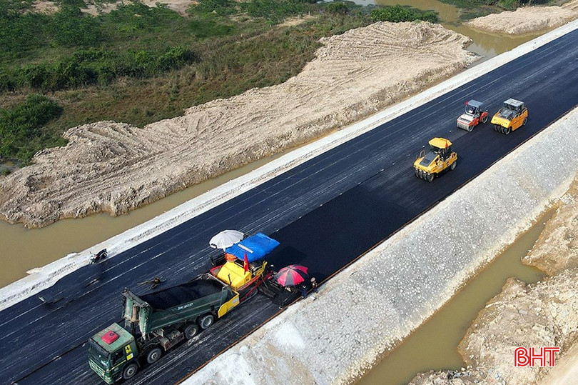 Dự án cao tốc Bắc - Nam đoạn qua Hà Tĩnh được tập trung đẩy nhanh tiến độ. Ảnh Văn Đức. bqbht_br_7.jpg