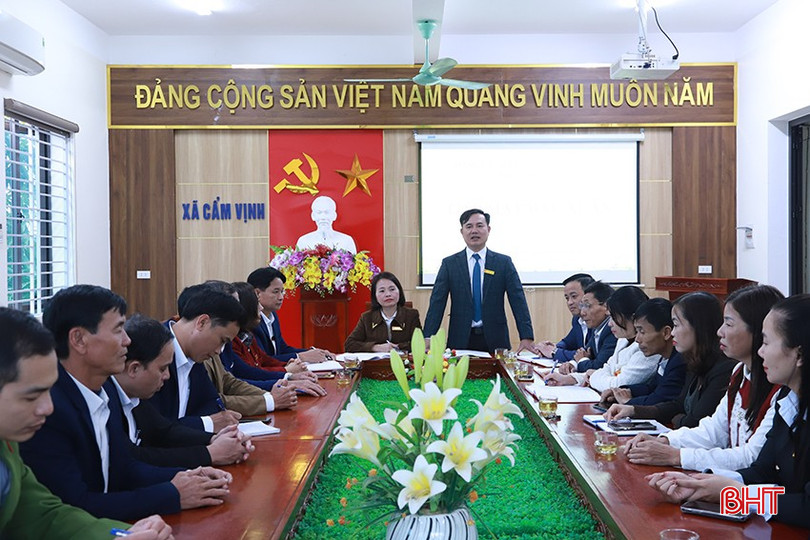 Cán bộ, công chức UBND xã Cẩm Vịnh quyết tâm cao thực hiện thành công những nhiệm vụ của năm mới. bqbht_br_1.jpg