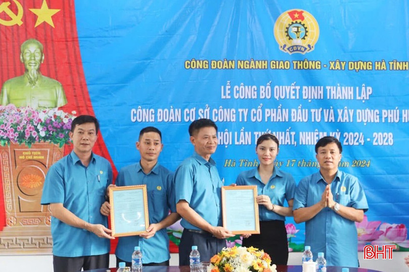 Chủ tịch LĐLĐ tỉnh Nguyễn Văn Danh dự lễ công bố quyết định thành lập Công đoàn cơ sở Công ty CP Đầu tư và Xây dựng Phú Hưng (thuộc Công đoàn ngành Giao thông - Xây dựng). bqbht_br_2-5511.jpg