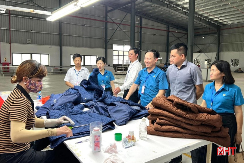 Lãnh đạo LĐLĐ tỉnh nắm bắt tình hình lao động, việc làm tại doanh nghiệp. bqbht_br_1-7839.jpg