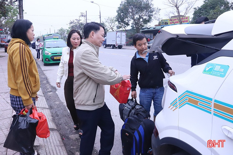 Gia đình chị Võ Thị Hồng Thái được cán bộ địa phương, đoàn thể hỗ trợ, hướng dẫn phương tiện di chuyển.