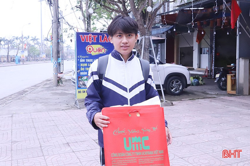 Bạn Nguyễn Lâm Phong cùng nhiều sinh viên theo đoàn xe về quê đón Tết.