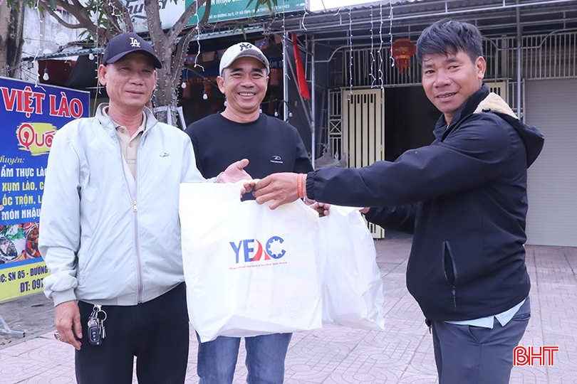 Ban tổ chức tặng quà, gửi lời cảm ơn đến các tài xế đã tham gia "Chuyến xe 0 đồng".