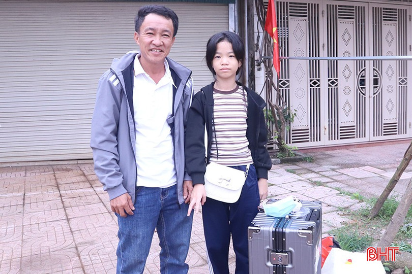 Anh Nguyễn Hữu Anh và con gái cập bến quê hương an toàn.