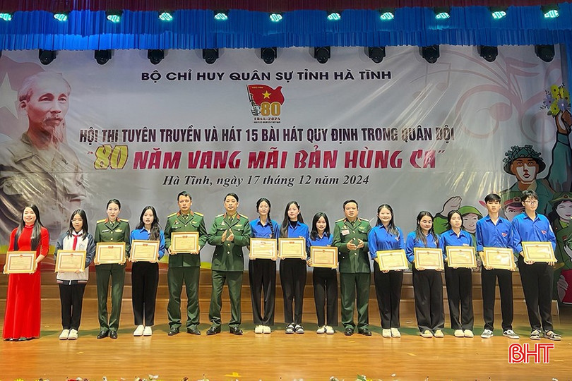 Diễm Hằng (thứ 7 từ trái sang) nhận bằng khen của Bộ Chỉ huy Quân sự tỉnh vì có thành tích trong Cuộc thi “Tìm hiểu truyền thống 80 năm Ngày thành lập Quân đội Nhân dân Việt Nam và 35 năm Ngày hội Quốc phòng toàn dân”. bqbht_br_3.jpg