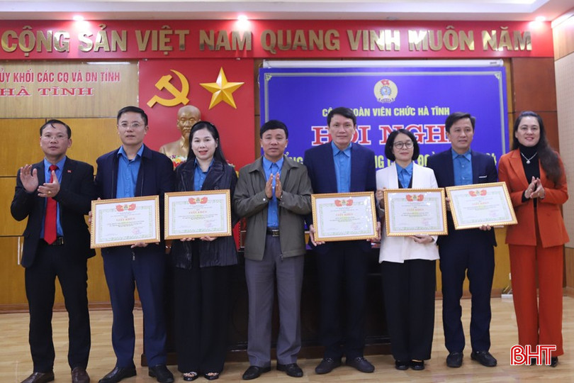 Chủ tịch LĐLĐ tỉnh Nguyễn Văn Danh, Phó Bí thư Đảng ủy Khối CCQ&DN tỉnh Hà Thị Sâm, Chủ tịch Công đoàn Viên chức tỉnh Hà Văn Oanh trao giấy khen cho các tập thể. bqbht_br_10.jpg