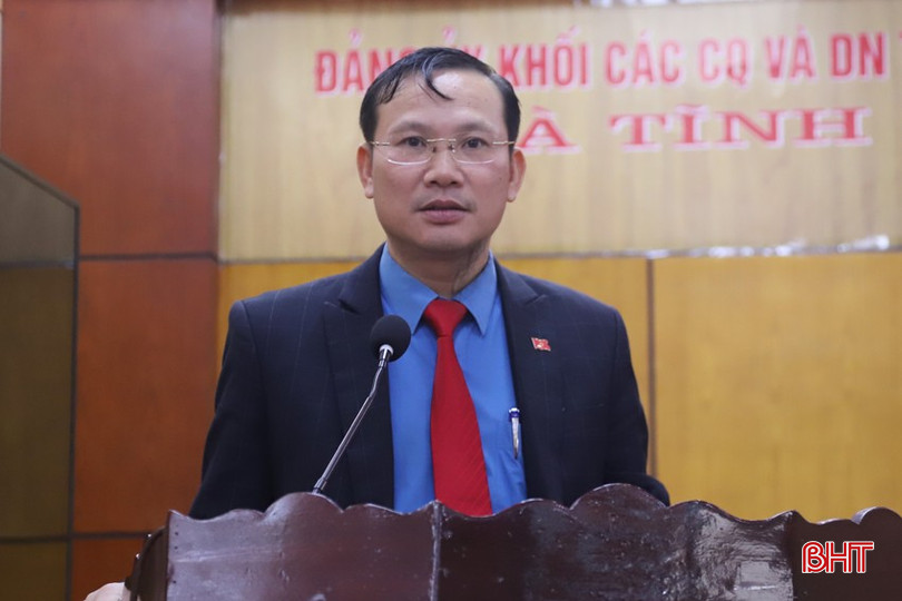 Chủ tịch Công đoàn Viên chức tỉnh Hà Văn Oanh phát biểu tại hội nghị. bqbht_br_12.jpg