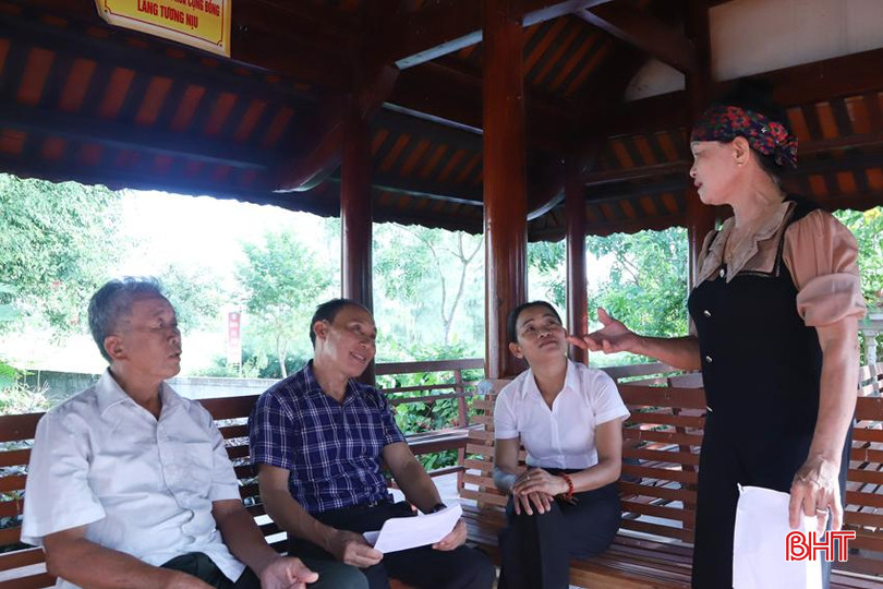 Các thành viên CLB Dân ca ví, giặm Phù Việt duy trì tập luyện tại đình làng Tương Nịu. 2.jpg