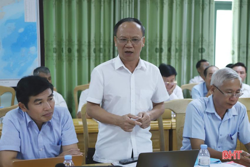 Phó Trưởng ban Văn hóa - Xã hội HĐND tỉnh Thái Văn Sinh đóng góp ý kiến liên quan đến việc điều chỉnh, hoàn thiện nội dung của các hồ sơ trình xét công nhận. 2.jpg