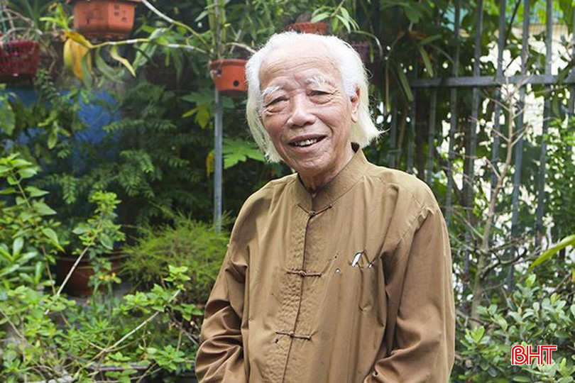 Nghệ nhân nhân dân Trần Khánh Cẩm - một trong những "bảo tàng sống" đã cung cấp nhiều tư liệu quý giá để các cấp ngành hoàn thiện hồ sơ vinh danh di sản quê hương. Ảnh Thiên Vỹ. 12.jpg