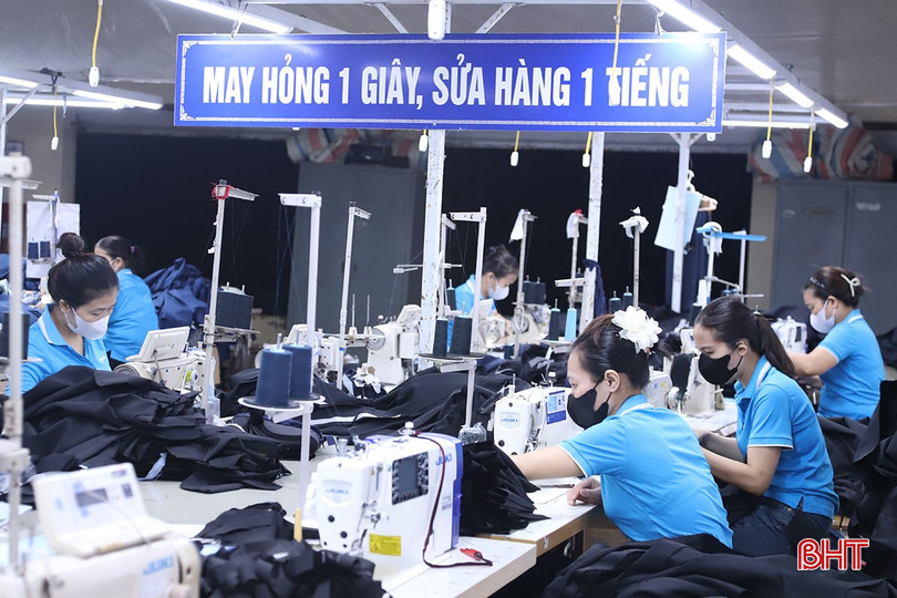 Từ việc quán triệt nghiêm quy định, người lao động Công ty CP Sản xuất - Đầu tư và Thương mại TAAD Hà Tĩnh rèn luyện được tác phong công nghiệp. bqbht_br_1-4423.jpg