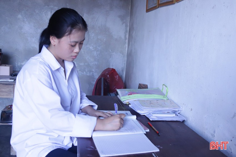 Em Nguyễn Thị Thùy Trang là một học sinh có ý chí, nghị lực vượt khó. bqbht_br_2.jpg