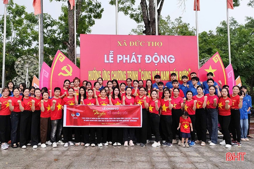 Các thanh niên, tình nguyện viên của xã Đức Thọ tích cực hưởng ứng chương trình "Cùng Việt Nam tiến bước". bqbht_br_2.jpg