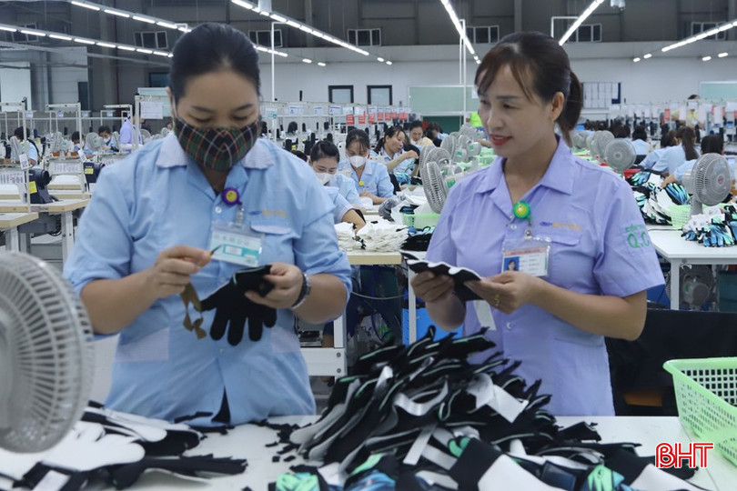 Chị Dương Thị Thức (bên phải) cùng đồng nghiệp thường xuyên được tuyên truyền, phổ biến các quy định pháp luật lao động. 1-386-1896.jpg