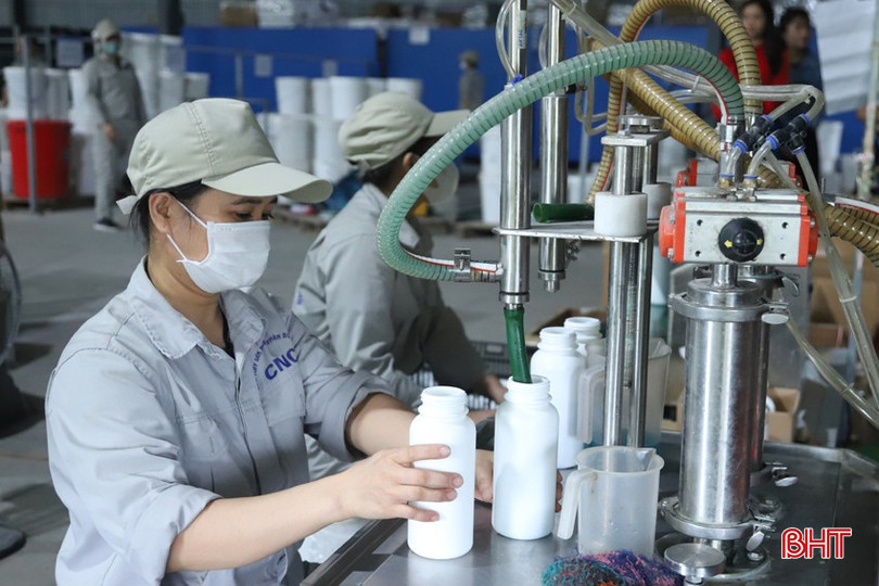 Làm việc trong môi trường đặc thù, công nhân Công ty TNHH Nông nghiệp công nghệ cao được trang bị kiến thức về an toàn, vệ sinh lao động và các chế độ, chính sách liên quan. 2-9855-8917.jpg
