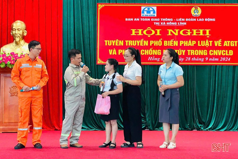 LĐLĐ thị xã Hồng Lĩnh phối hợp Ban An toàn giao thông tổ chức hội nghị tuyên truyền an toàn giao thông và phòng chống ma túy trong CNVCLĐ trên địa bàn. 6-6485-7052.jpg