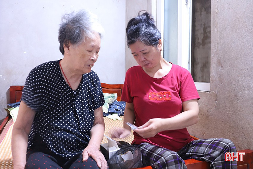 Gánh nặng mưu sinh, chăm sóc mẹ già nhưng người phụ nữ khuyết tật vẫn luôn nỗ lực vượt lên số phận. Gánh nặng mưu sinh, chăm sóc mẹ già nhưng người phụ nữ khuyết tật vẫn luôn nỗ lực vượt lên số phận.